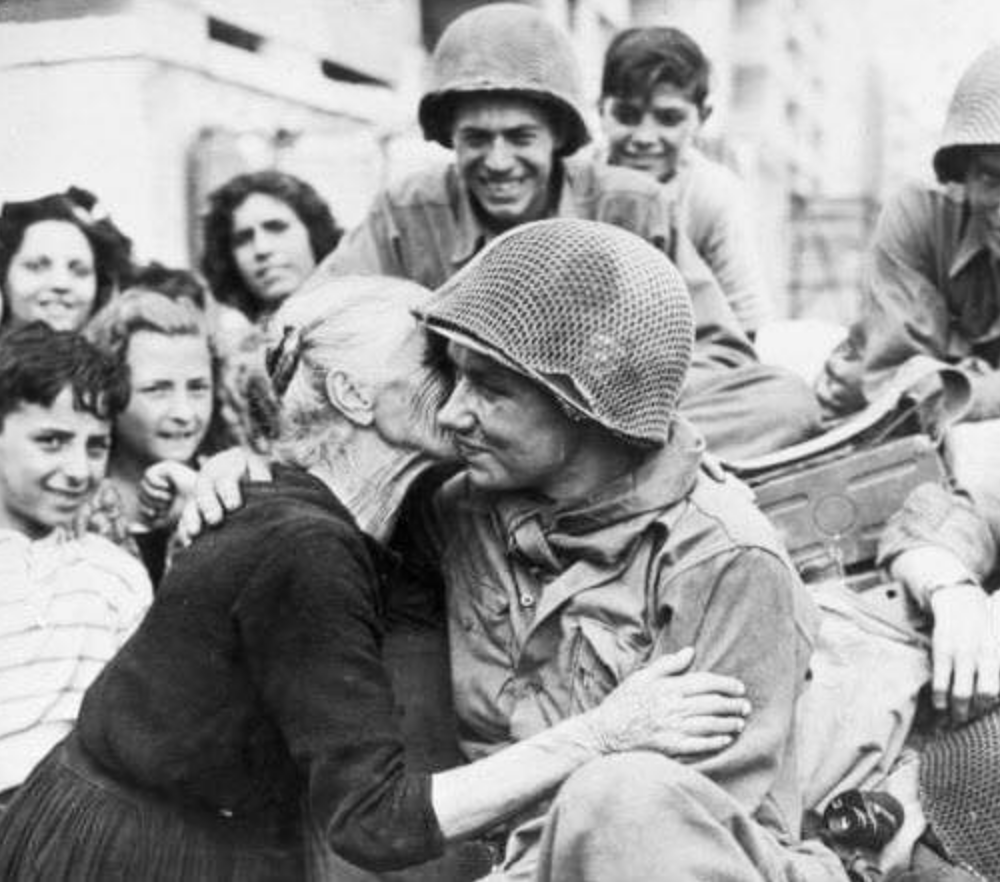 «Avevo due paure
La prima era quella di uccidere
La seconda era quella di morire
Avevo diciassette anni
[…] 
Incollati alle barricate alcuni di noi morivano d’attesa
Incollati alle barricate alcuni di noi vivevano d’attesa
Poi spuntò l’alba
Ed era il 25 Aprile»

G. Colzani ❤️