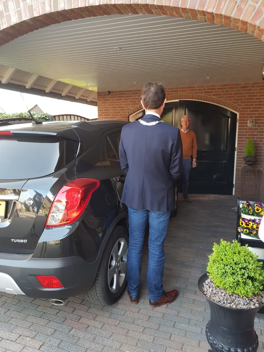 Wat een oranje dag gisteren! Geen lintje voor mij gisteren, (wel voor mijn schoonvader trouwens, 40jr buurtbus), voor mij 2x mooi blijk van waardering ontvangen gisteren!😎 Aan huis bezorgd zelfs! Bedankt! #Corona #thuisleraar <a href="/BennoBrand/">Benno Brand</a>