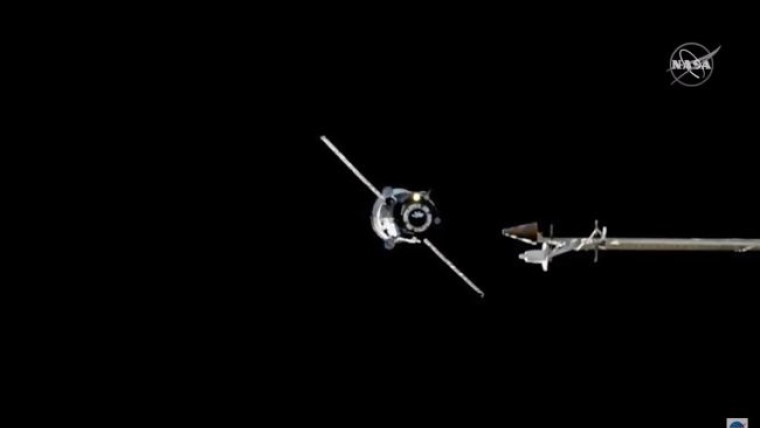 NeowinFeed's tweet photo. Progress 75 arrives at the International Space Station with nearly 3 tons of supplies #NASA #Progress75 #ISS https://t.co/sJIHiePoZl https://t.co/RFraGekAno