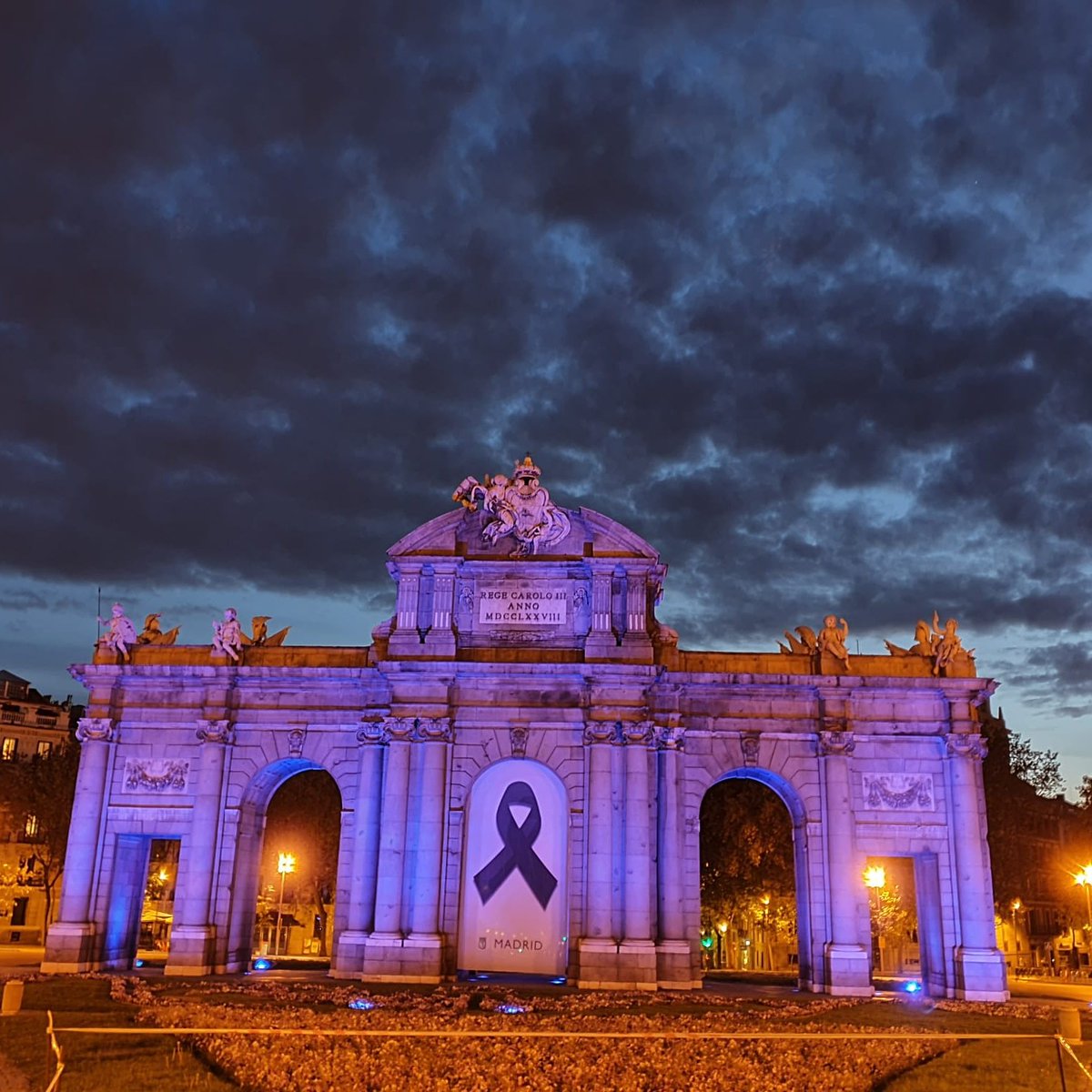 MADRID's tweet photo. La Puerta en Alcalá simboliza hoy el reconocimiento de Madrid a las víctimas del #COVID19 y su apoyo a todas las personas que trabajan en actividades esenciales

 #GraciasMadrid #makeitblue #TúLoHarásPosible https://t.co/9yemNw15E2