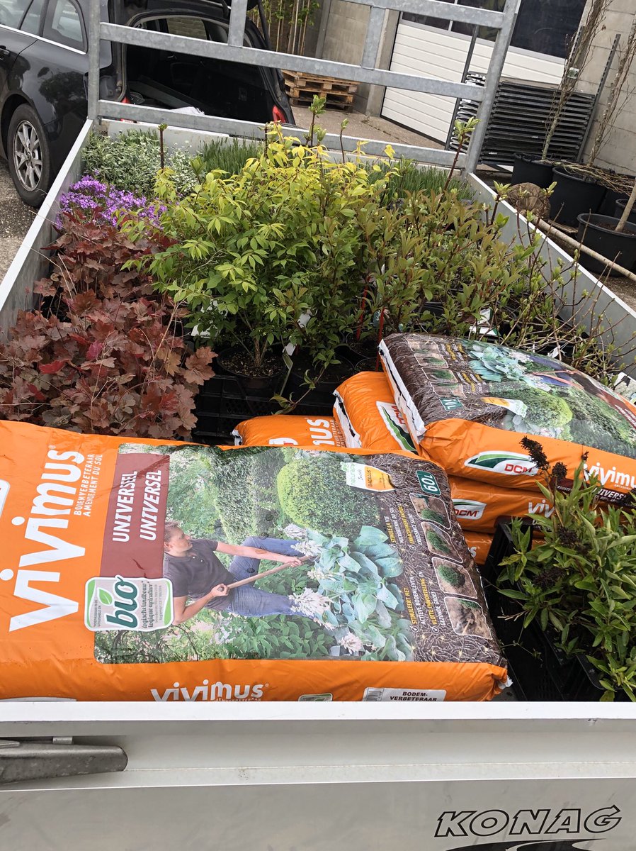Deze klant kan lekker gaan planten. Wij zijn vandaag open tot 17.00 uur. #tuinplanten #tuinadvies #grimmegroencentrum #DCM #tuin #luttelgeest