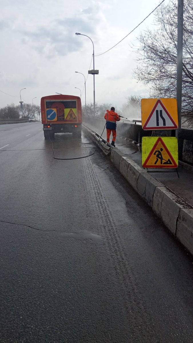 Мойка перильного ограждения на путепроводе «Физкультурный»