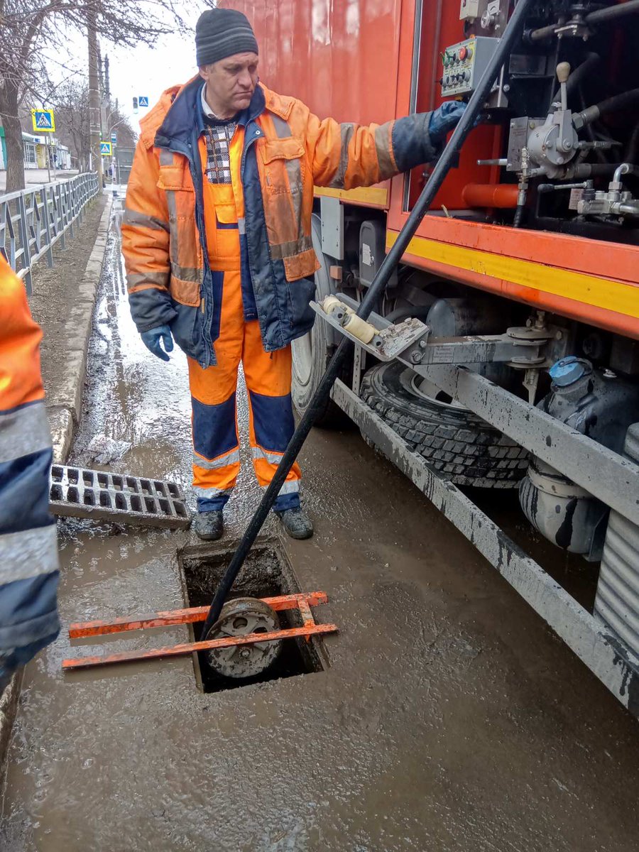 Очистка сетей дождевой канализации на улице Аэродромной