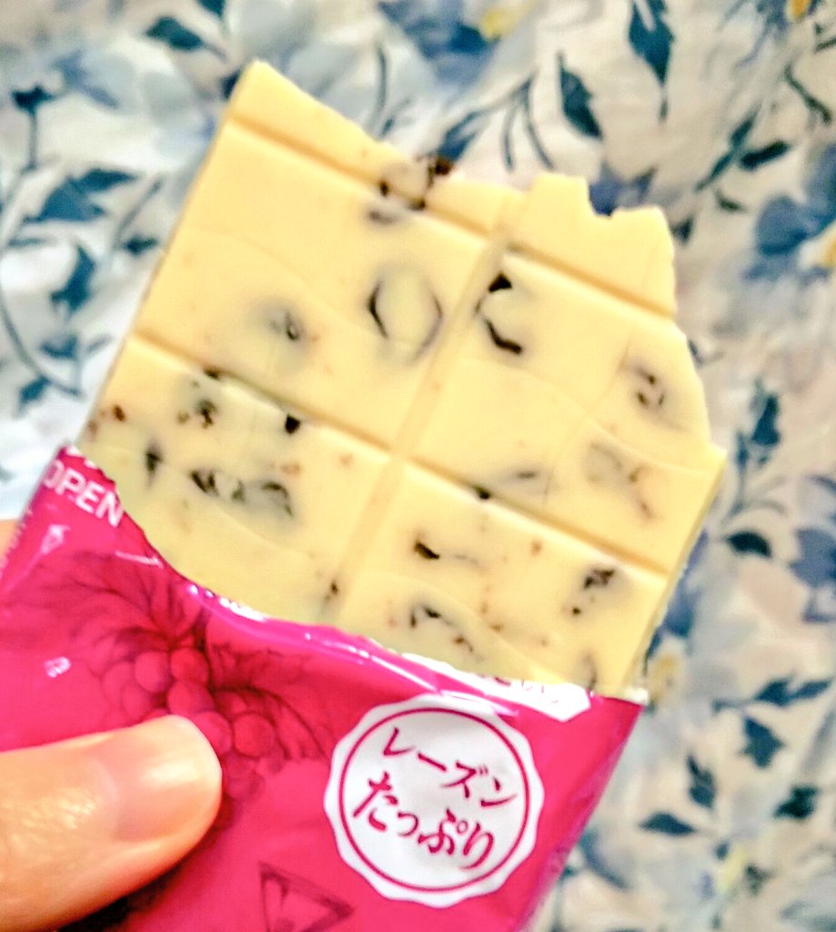 らぎー ブルボンさんのレーズンラッシュ ホワイトチョコレート ラムレーズンおいしい パッケージがダサいでバズった ストロベリーラッシュの親戚だ ストロベリーより甘酸っぱさはないけど これはこれでまろやか T Co Z7ivtxpdb1 Twitter