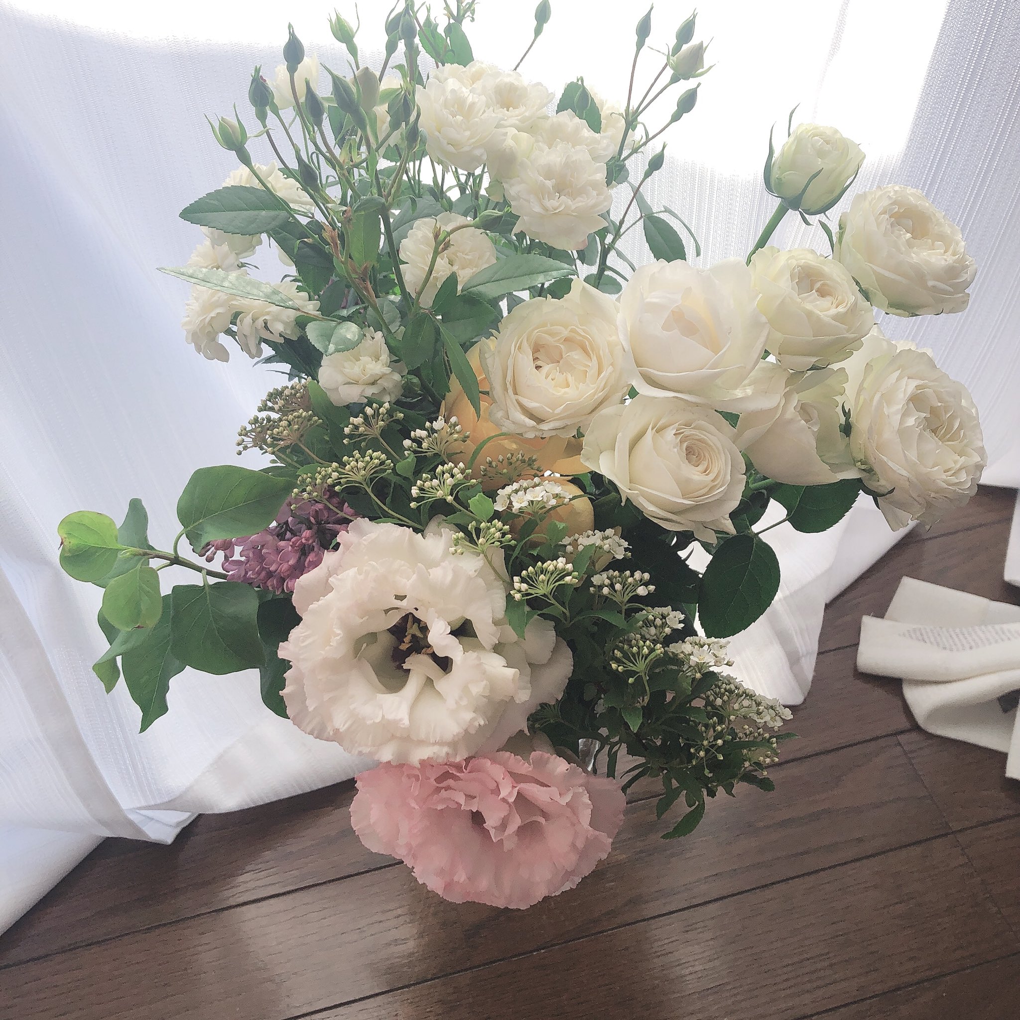 カワハラ 3 23新刊発売 結婚式の時にお花頼んだお花屋さんの花束買ったぞうー美しいし良い匂い T Co L0c3jhcl5v Twitter