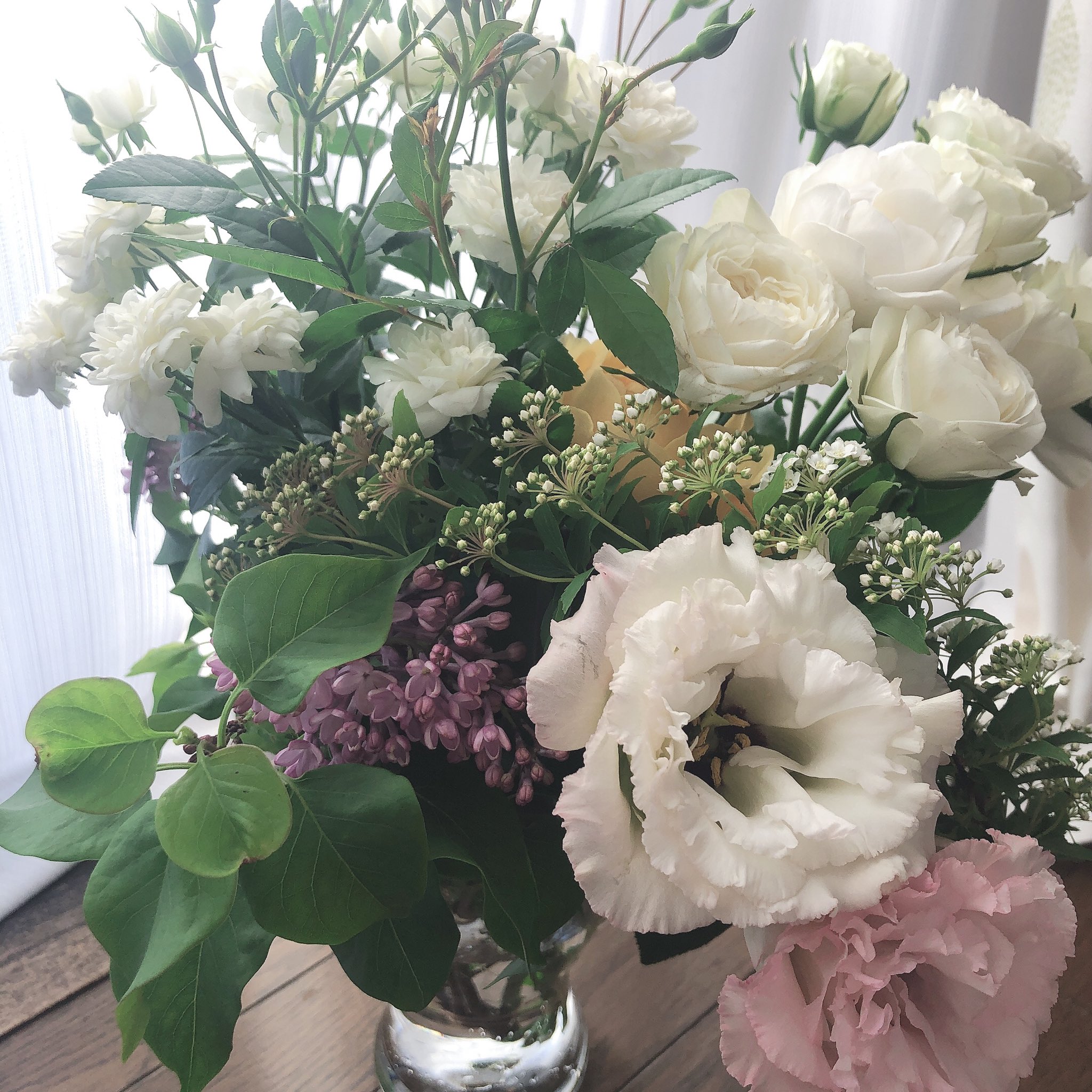 カワハラ 3 23新刊発売 結婚式の時にお花頼んだお花屋さんの花束買ったぞうー美しいし良い匂い T Co L0c3jhcl5v Twitter