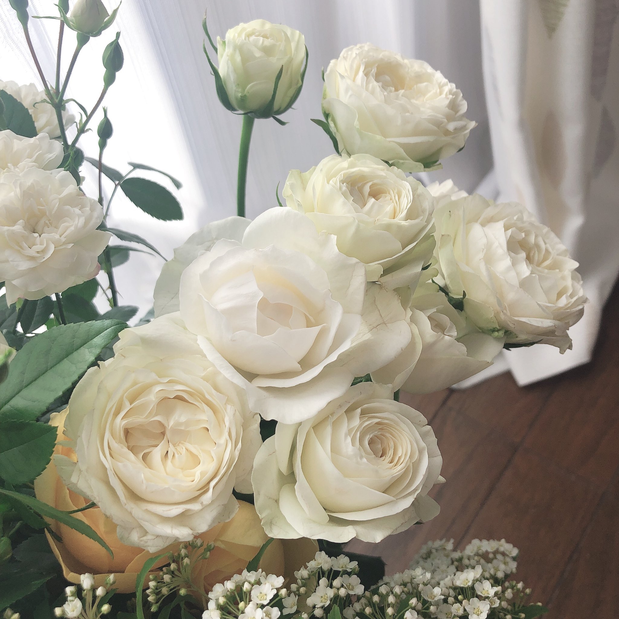 カワハラ 3 23新刊発売 結婚式の時にお花頼んだお花屋さんの花束買ったぞうー美しいし良い匂い T Co L0c3jhcl5v Twitter