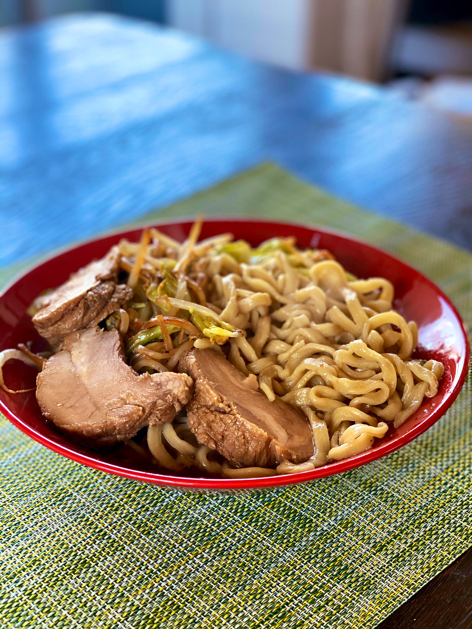 榎木津 ラーメン二郎のテイクアウトを試してみた 基本3人分の生麺1000円と丸ごとチャーシュー00円のみ 注意点は容器持参なこと 持参した鍋にスープを必要なだけ無料で注いでくれる 時以降はテイクアウトのみのため 暗い路上に鍋を抱えた在宅