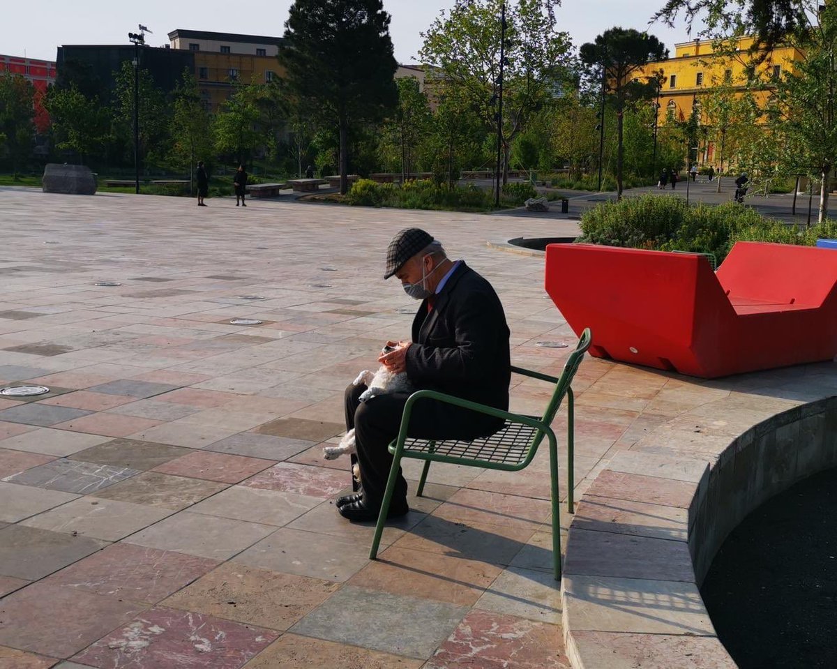 ArlindaBinjaku's tweet photo. Një tjetër javë kaloi.⌛️ Koha po tregon durimin e gjithkujt dhe sa shume e duam ne njëri - tjetrin, sidomos gjyshërit tanë. ❤️ Kjo "luftë" po bëhet për ta, e për të gjithë ne. Qyteti po zbukurohet dita-ditës, e po pret fitimtarët e tij. #Durim #Përkushtim dhe shumë #Dashuri ❤️ https://t.co/9nyMJbRsPn