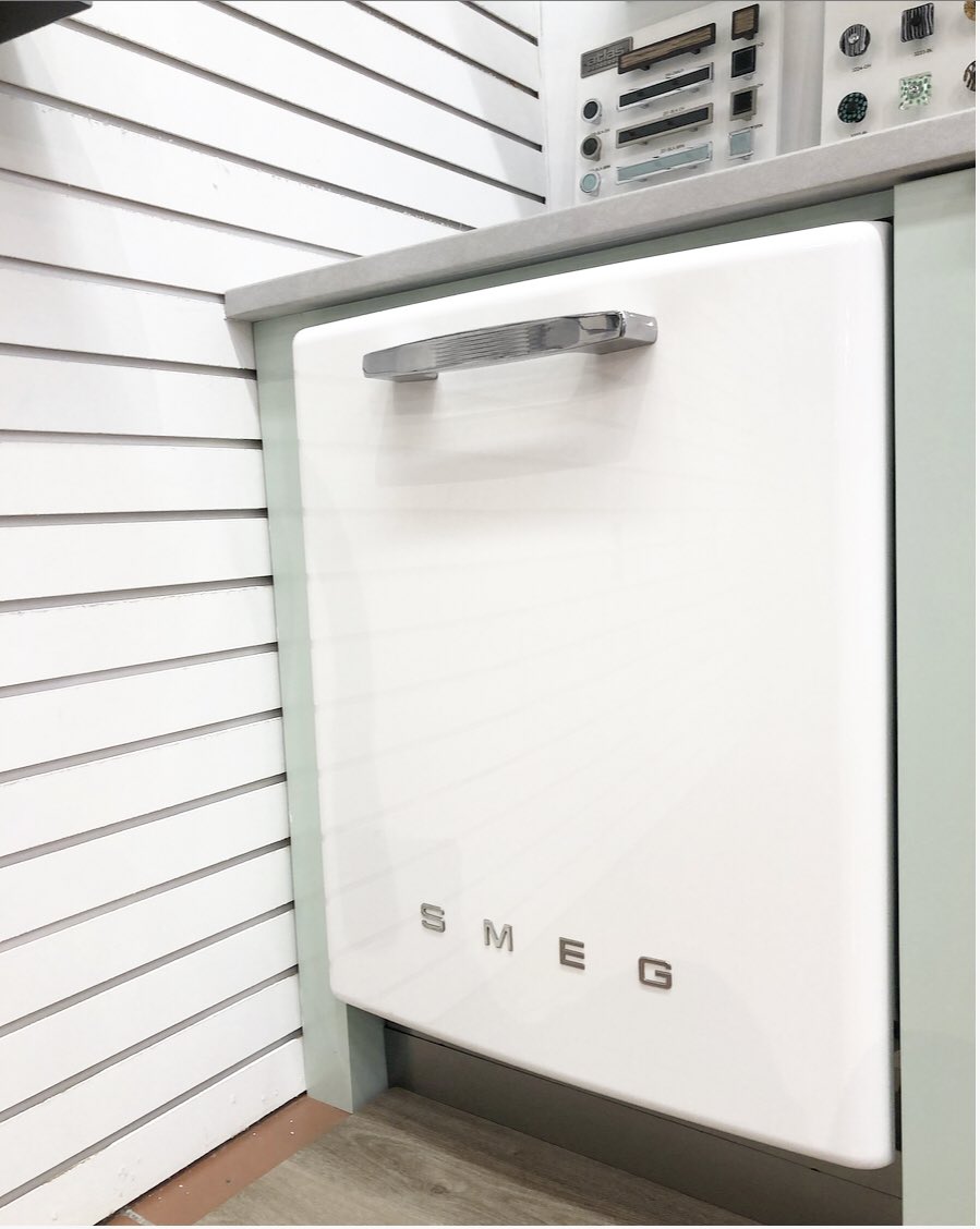 Where flawless design meets innovation you get <a href="/smeguk/">メグミ</a> 😎✨ this dishwasher is a perfect example of what the Smeg brand is all about.