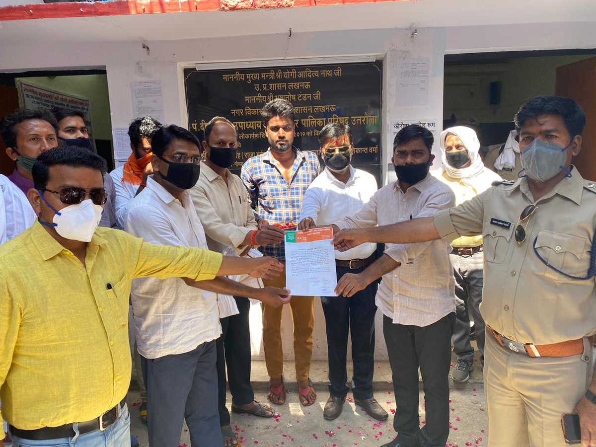 SingPratapsingh's tweet image. माननीय विधायक उतरौला श्री राम प्रताप वर्मा जी के द्वारा नगर पालिका परिषद उतरौला के सफाई कर्मचारियों को अंगवस्त्र व पुष्प वर्षा कर उनका धन्यवाद दिया व इनका मनोबल बढ़ाया गया। साथ ही साथ उतरौला नगर मंडल अध्यक्ष श्री सी बी माथुर जी द्वारा अधिशासी अधिकारी जी को धन्यवाद ज्ञापन दिया गया