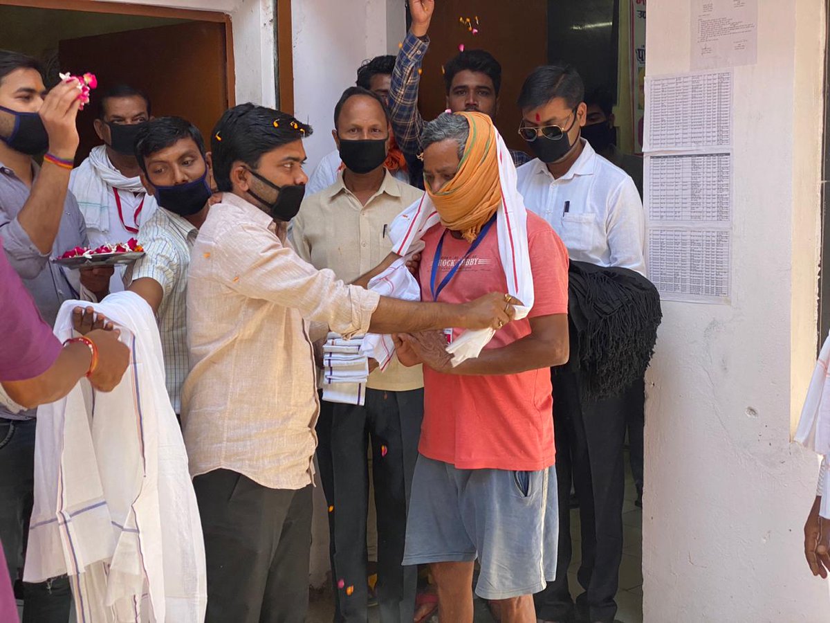 SingPratapsingh's tweet image. माननीय विधायक उतरौला श्री राम प्रताप वर्मा जी के द्वारा नगर पालिका परिषद उतरौला के सफाई कर्मचारियों को अंगवस्त्र व पुष्प वर्षा कर उनका धन्यवाद दिया व इनका मनोबल बढ़ाया गया। साथ ही साथ उतरौला नगर मंडल अध्यक्ष श्री सी बी माथुर जी द्वारा अधिशासी अधिकारी जी को धन्यवाद ज्ञापन दिया गया