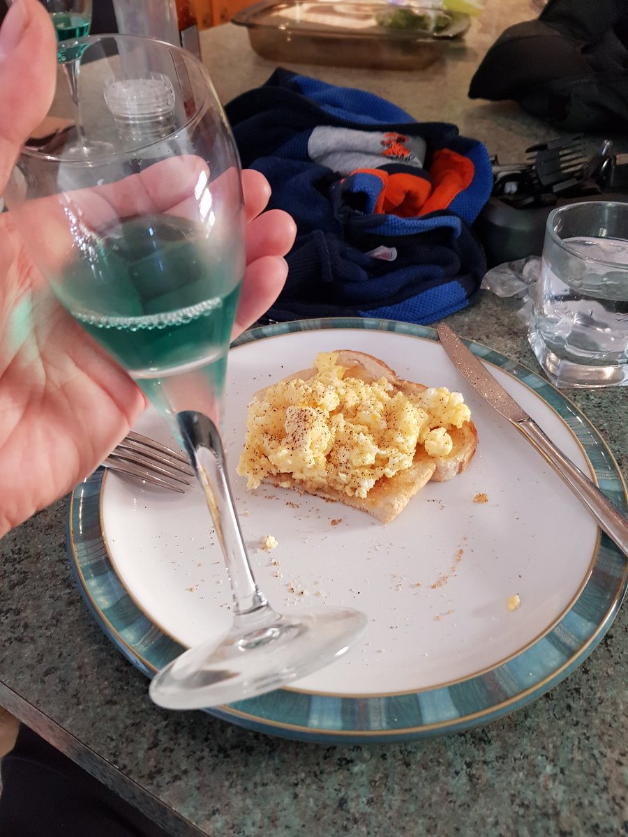 Did the 5k, lots of hills in those woods but I& #39;m not gunning for time tbh. My best 5k so far is 33 minutes. Came home for scrambled eggs and was handed some weird blue wine.