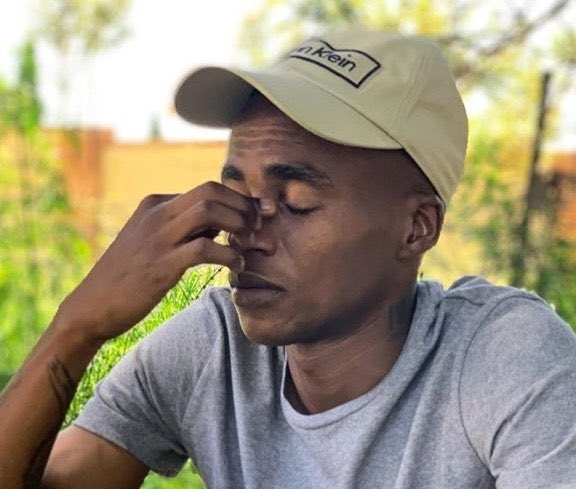peekaymodise's tweet photo. #2020WasFunUntil We had to learn  responding to all our texts because of lockdown 💔😔 https://t.co/qxiUzuGlFW