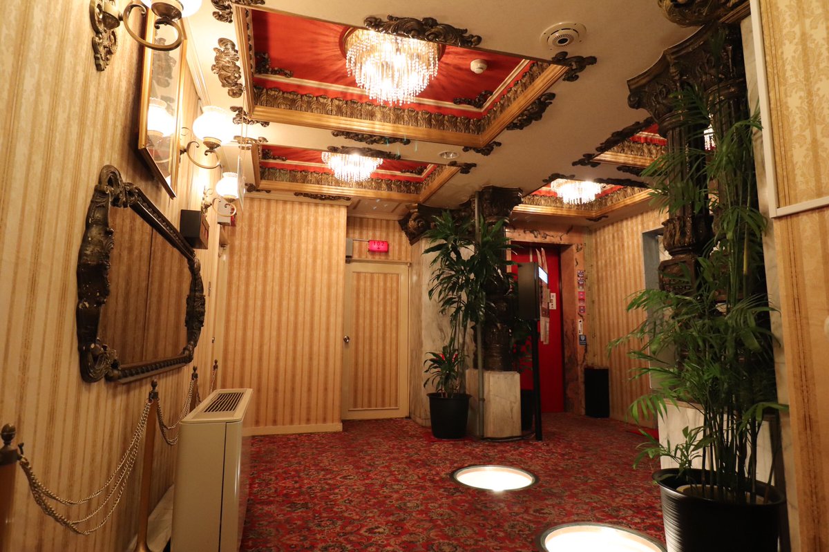 昭和レトロがいっぱいです！✨ ゴージャスなシャンデリアもクラシック