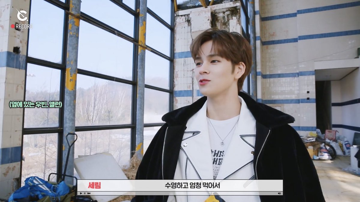 เซริมก็บอกว่ายน้ำเสร็จจะกินเยอะ คนที่ยืนข้าง ๆ ฟังเซริมสัมแล้วก็คุยเรื่องกินกันคืออูบินกับน้องแอล 55555555555555555555