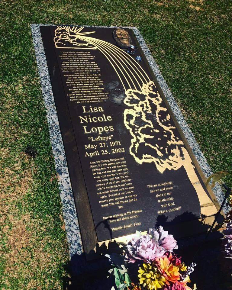 ThomasDBradley's tweet photo. 18 years ago today the world lost an angel Lisa Nicole "Lefteye" Lopes of TLC. Her body rests in Atlanta.#RIPLisaLopes #RIPLefteye https://t.co/J4O4C3CN3f