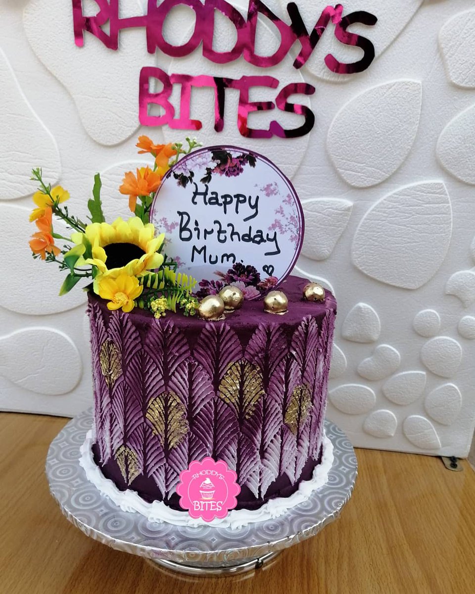 damolaolagbade's tweet photo. Money cake made for a mum๐
Stencil on buttercream cream cake๐.
#ibadanbaker
#rhoddysbites
#buttercream
#stencilcake
#ibadan https://t.co/RKPJMD28Yj