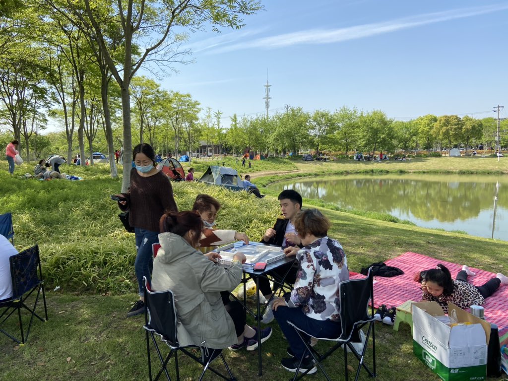 sangqiers's tweet photo. #ChinaStory 今天去了一个网红景点：贡湖湾彩虹跑道，人超级多。下次我一定带着帐篷去！#CCP https://t.co/sUGBYWuai0