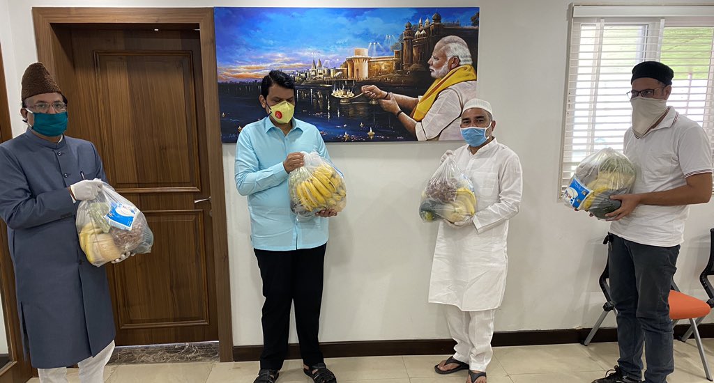HyderAzam's tweet photo. Under d Guidance of @Dev_Fadnavis ji Free Iftaar & Sehri Kits will be distributing daily in d month of Ramadan in Malwani Malad 40Tons of fruit Kits & Milk Pouch to 15k families will be delivering for 30days at there doorsteps #RamadanMubarak #StayHomeStaySafe #AzamFoundation https://t.co/tX7WDlJSQA