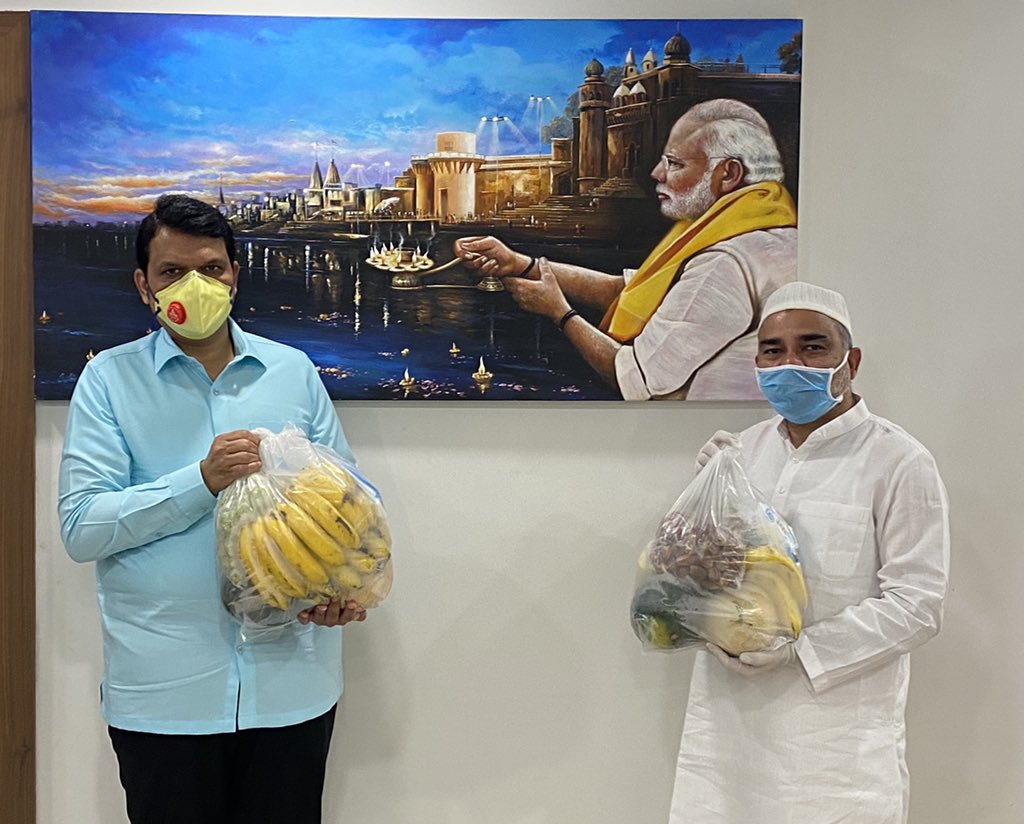 HyderAzam's tweet photo. Under d Guidance of @Dev_Fadnavis ji Free Iftaar & Sehri Kits will be distributing daily in d month of Ramadan in Malwani Malad 40Tons of fruit Kits & Milk Pouch to 15k families will be delivering for 30days at there doorsteps #RamadanMubarak #StayHomeStaySafe #AzamFoundation https://t.co/tX7WDlJSQA