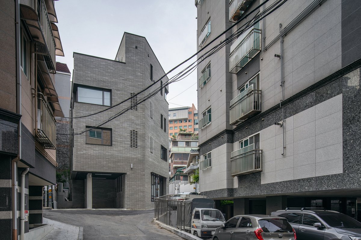 ogiehart's tweet photo. Annyeong haseyo! Je ireumeun Ogie imnida.

Saya mau bahas beberapa bangunan yang menurut saya menarik di kawasan urban Korea Selatan.

A Thread https://t.co/RMoPMtypla