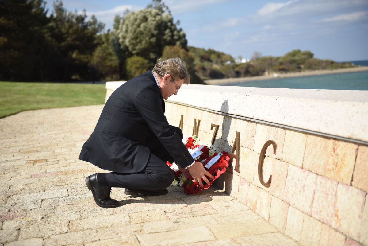 . @bnbgundogan began his private remembrance tour at the Anzac Commemorative Site. Here, alongside a  @CWGC wreath, he placed tributes on behalf of the governments of Australia and New Zealand given our unique role as custodians of these places of memory.  #AnzacDay    #AnzacDay2020  