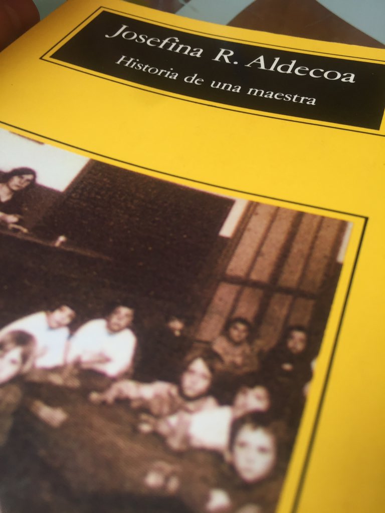 nataliasm27's tweet photo. “Por entonces, ya empezaba a sentir esa profunda e incomparable plenitud que produce la entrega al propio oficio (...) Tenía que pasar mucho tiempo hasta que yo me diera cuenta de que lo que me daban los niños valía más que todo lo que ellos recibían de mí” #compactosanagrama https://t.co/458wmHMqF3