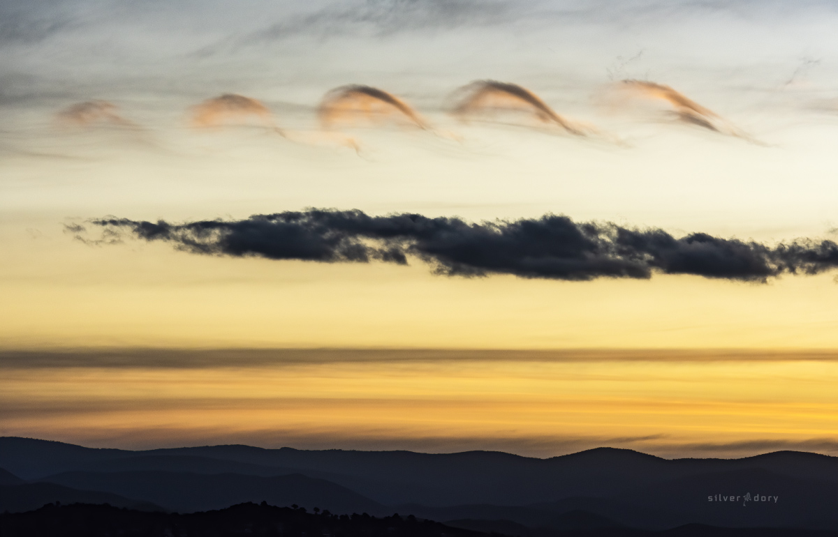 thesilverdory's tweet photo. Dusk light - west from Scrivener Hill tonight ... #Canberra #sunsetcapital https://t.co/EuMznVfbTS