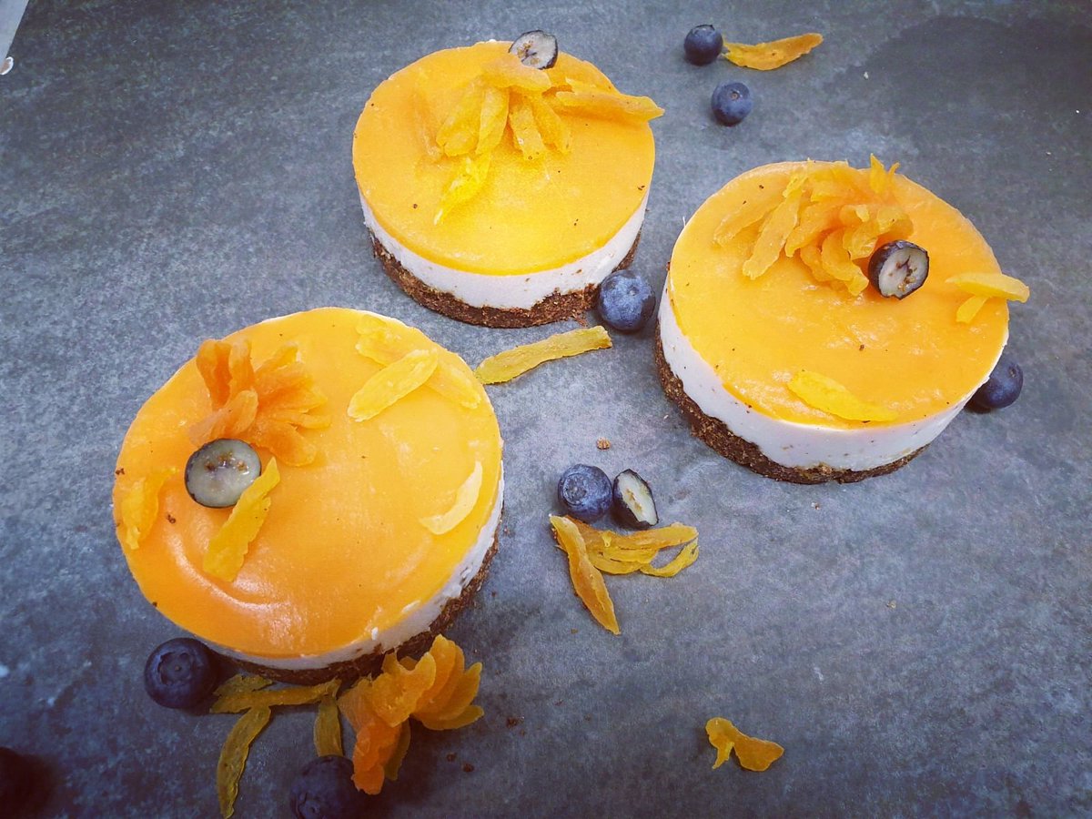 Speciaal voor Koningsdag deelt onze collega Liz van ons keukenteam haar recept voor heerlijke oranje boven gebakjes! Kijk op onze Facebook pagina voor het recept #homecooking #koningsdag #oranjeboven