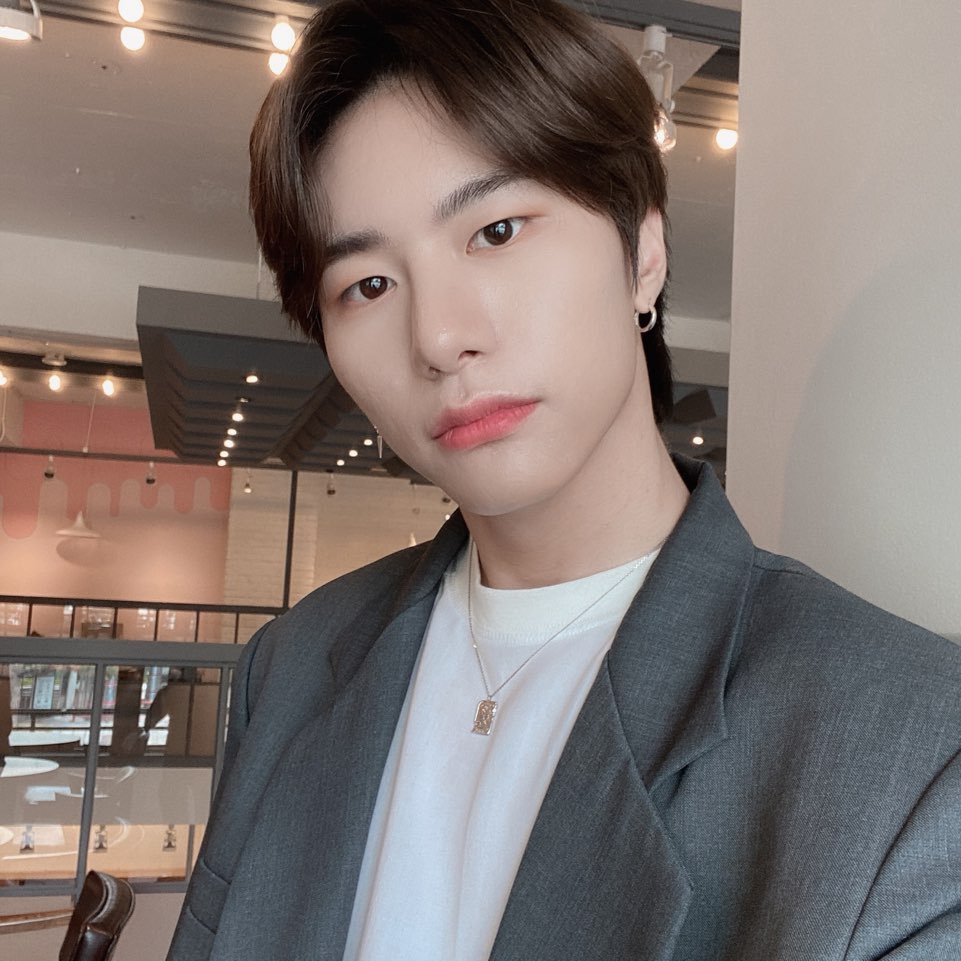 NewWorld_VICTON's tweet photo. [#승식 ] 오랜만에 다같이 보니까 좋았어요!!ㅎㅎㅎㅎ모두모두 즐거운 주말이 되길💙💛 https://t.co/A7Bcm9NXZX