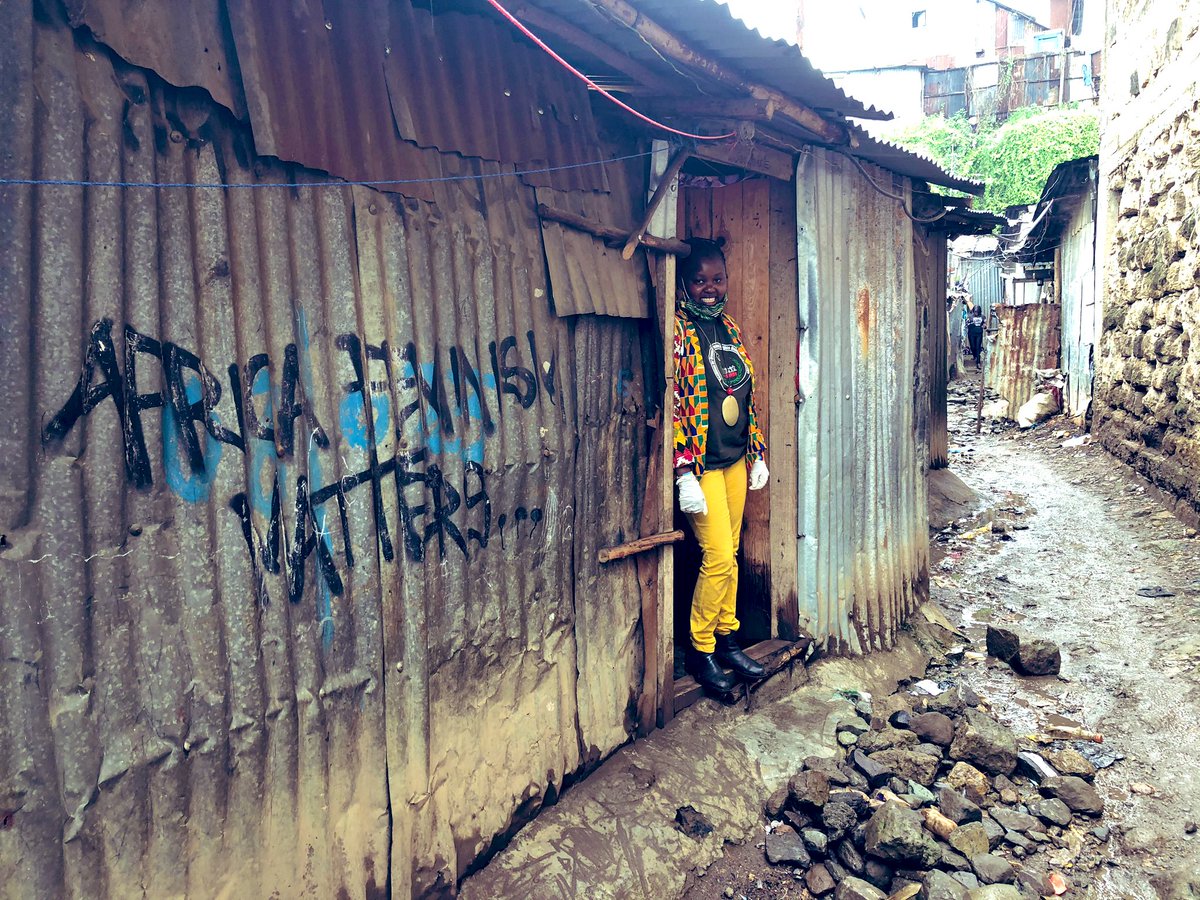 bonifacemwangi's tweet photo. This is @rachaelmwiks, a human rights defender from Mathare, with support of friends, she is feeding 600 families weekly. Girls knock on her door looking for food, contraceptives, and pads. While taking this pic, a couple of them showed up. 0723 764 748 is her number. Support her https://t.co/q1HrhPyZb9