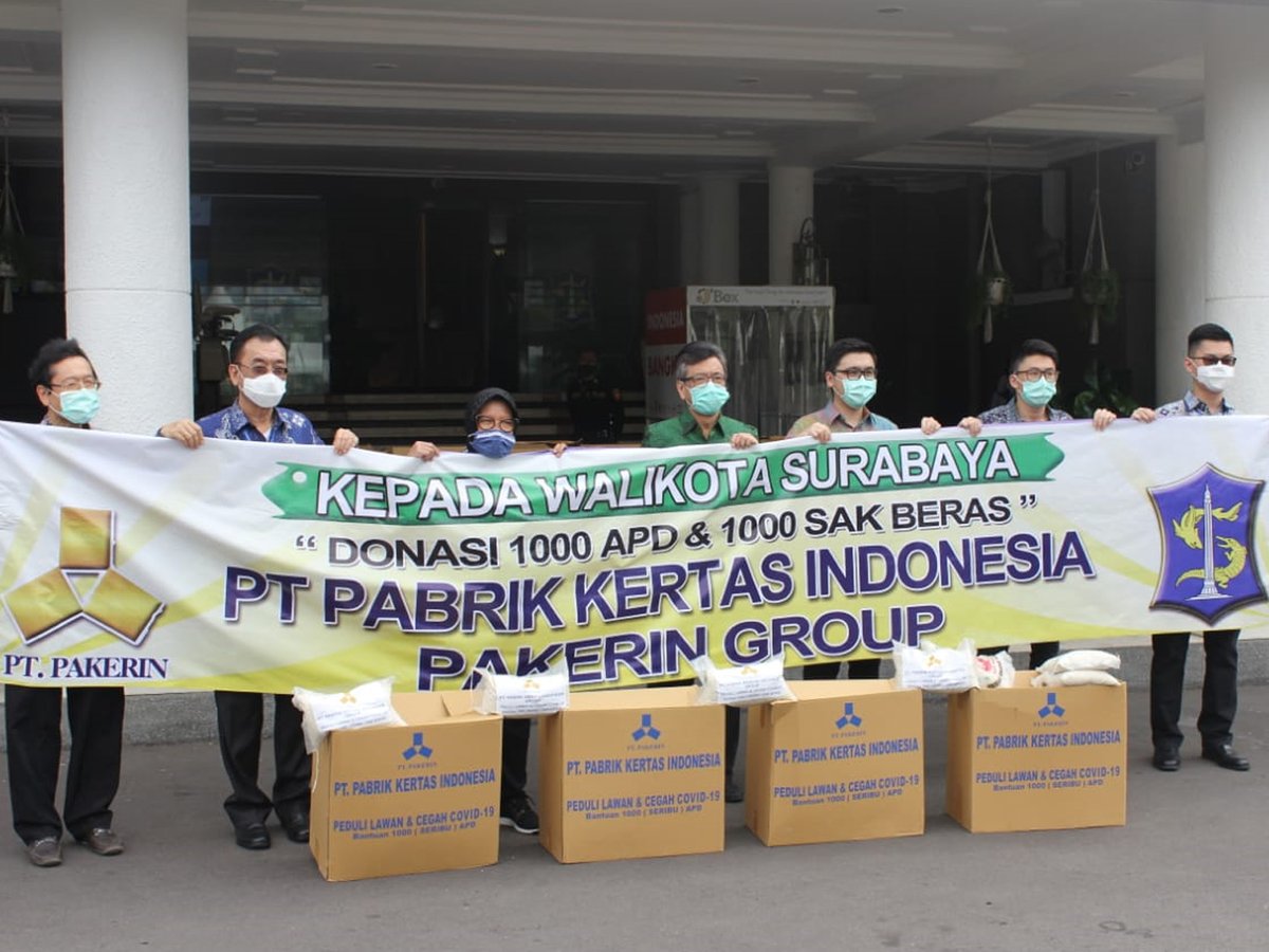 YoungJohnK's tweet photo. PT. Pakerin @ptpakerin donated 1000 sacks of rice and 1000 protective equipments to support the government's program to fight against covid-19.  @BanggaSurabaya #COVID19indonesia #kitabisa #surabaya https://t.co/0EBaEdU3DP