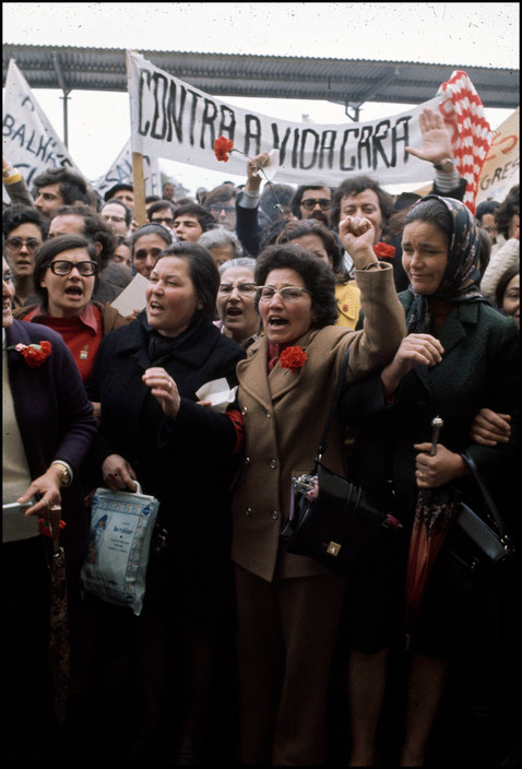 Fotografías de Gilles Peress de la #RevolucionDeLosClaveles 

O povo é quem mais ordena!