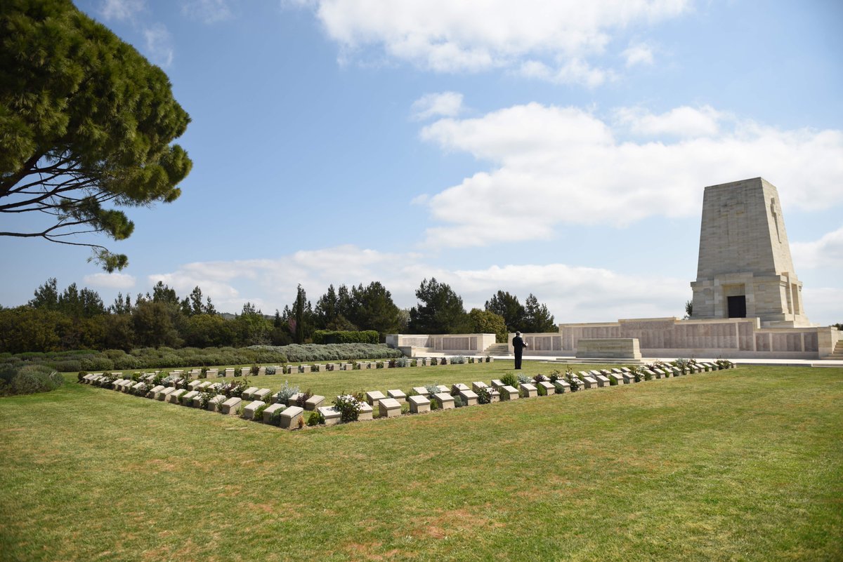 While at our Lone Pine Cemetery, where over 1,000 Commonwealth casualties lie, and the Lone Pine Memorial, which commemorates over 4,900 Australian and New Zealand servicemen,  @bnbgundogan laid wreaths on behalf of the people of Australia and the  @CWGC.  #AnzacDay    #AnzacDay2020  