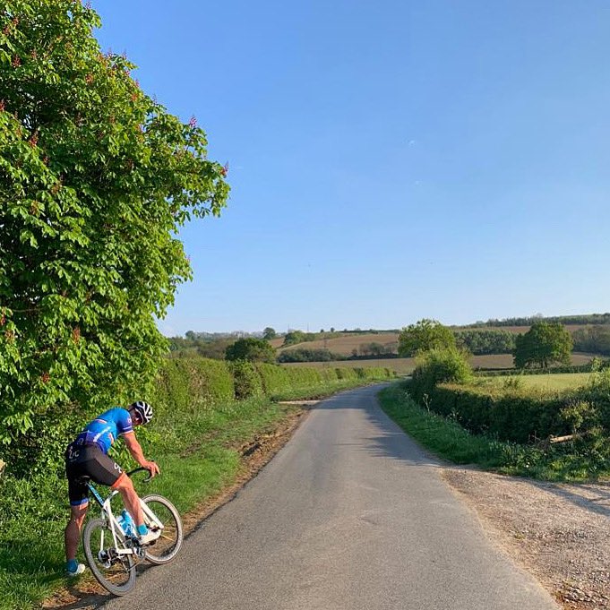 Welcome to my world! #cyclinglife #cotswolds #cotswoldcycling #lockdown2020 #dailyexercise #countrylanes #randommeeting with @team_cfc_joe 📸 #cyclistsfightingcancer #teamworkmakesthedreamwork #ironsurvivor #nofilter #20in20 #anythingispossible #bluesky