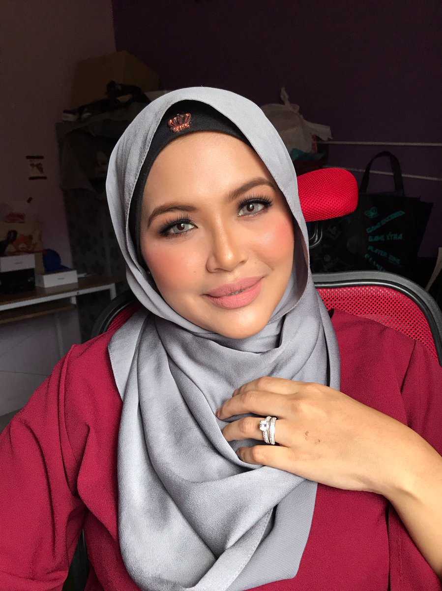 syuhadamer's tweet photo. Bollywood look 🥰✨
#makeup #makeupshahalam #makeupkotakemuning #makeuptunang #makeupnikah #makeupevent #makeupdinner #makeupconvo https://t.co/iG8YAzBjAP