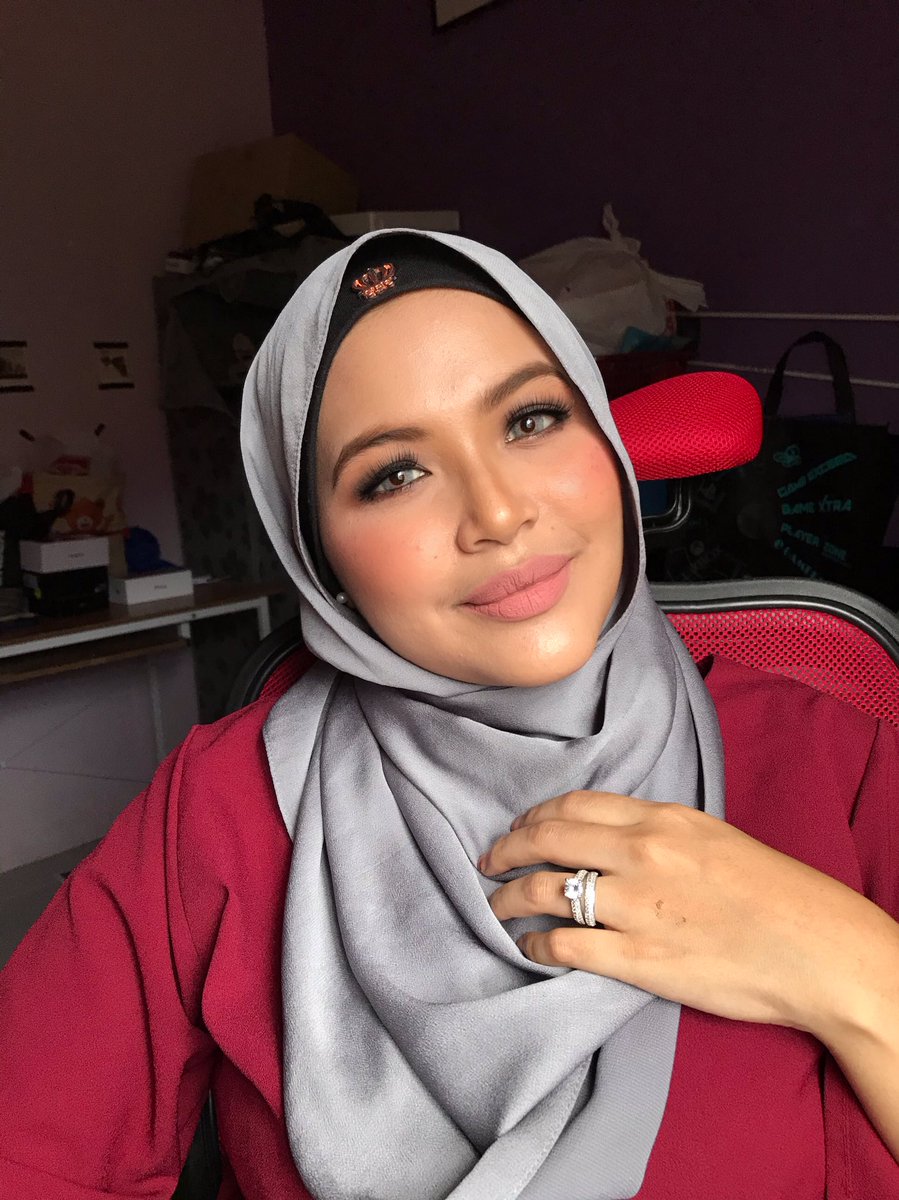 syuhadamer's tweet photo. Bollywood look 🥰✨
#makeup #makeupshahalam #makeupkotakemuning #makeuptunang #makeupnikah #makeupevent #makeupdinner #makeupconvo https://t.co/iG8YAzBjAP