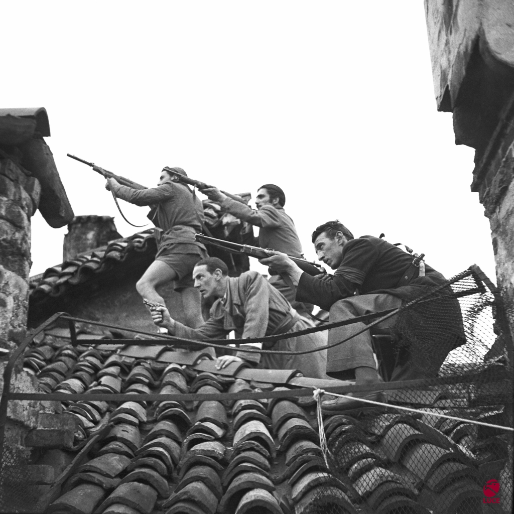 Perché la #libertà è un atto d'amore, un sentimento di giustizia sociale.
E dietro a ogni #rivoluzione l'idea di un mondo migliore.

#25aprile #liberazione

[#Partigiani sui tetti di una casa - Venezia, 1945]