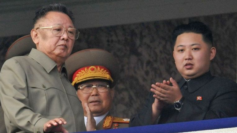 Jong-un dihantar masuk tentera untuk digroom sebagai next supreme leader. Kim Jong-il meninggal pada tahun 2011. Waktu tu umur Jong-un baru 28.