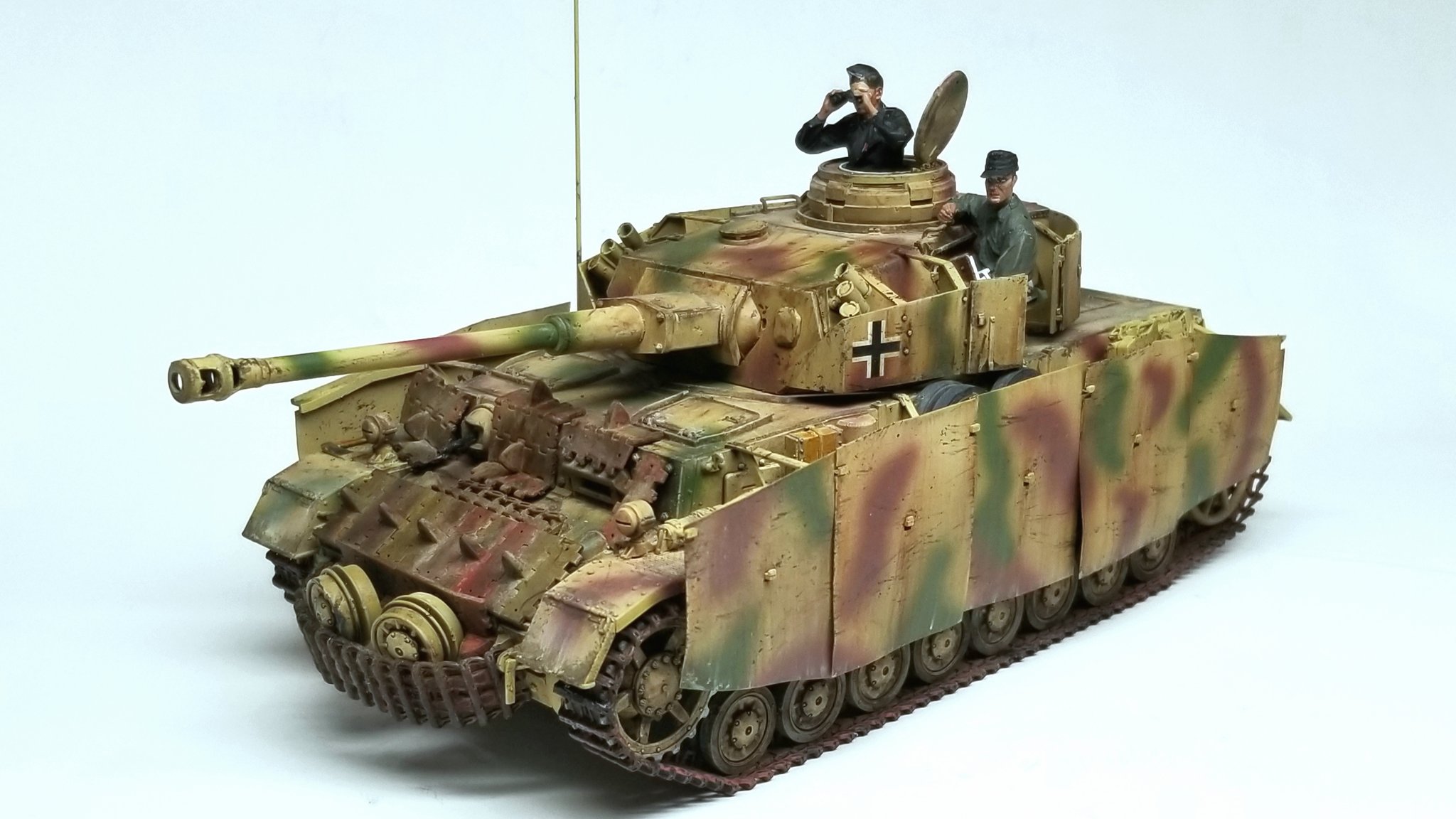 Twitter 上的 さより ボーダーモデル1 35ドイツ 号戦車g型 中 後期型 完成しました キットにt 34履帯などのアクセサリーが付属していたのでドラゴン製の履帯も合わせて正面装甲に取り付けてみました フィギュアはタミヤとミニアートから T Co