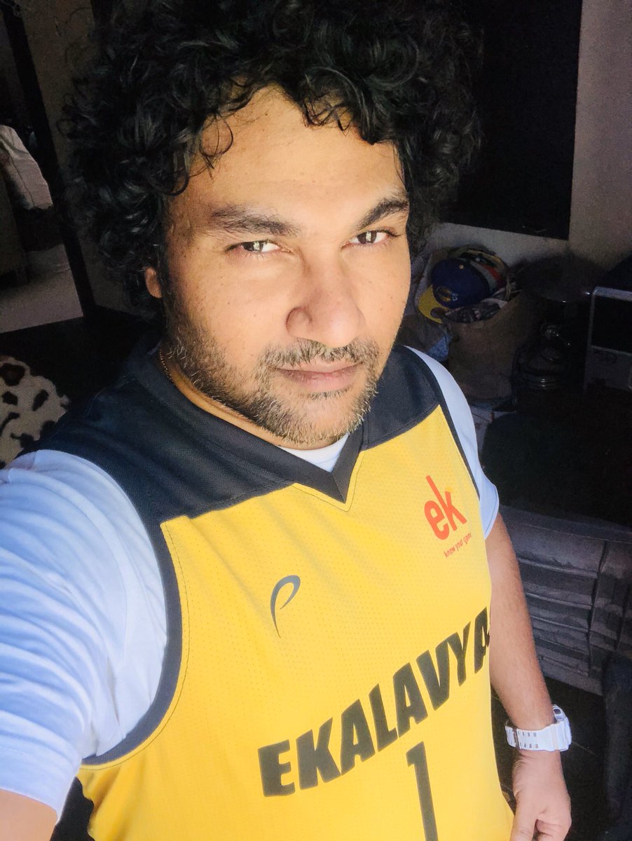bhushyrhodes's tweet photo. DAY 32 of 40 Days Lock Down 🏀
Wearing - Customised #1 MVF ( Most Valuable Fan ) @EkalavyasBball #TeamEkalavyas Jersey
Location - Exploring different areas of my Bunglow
@prolineindia @NBA @NBAIndia #NBA @gopal1204 #AroundTheHoop @SonySportsIndia #StayHomeStaySafe https://t.co/nH7PWm1djY