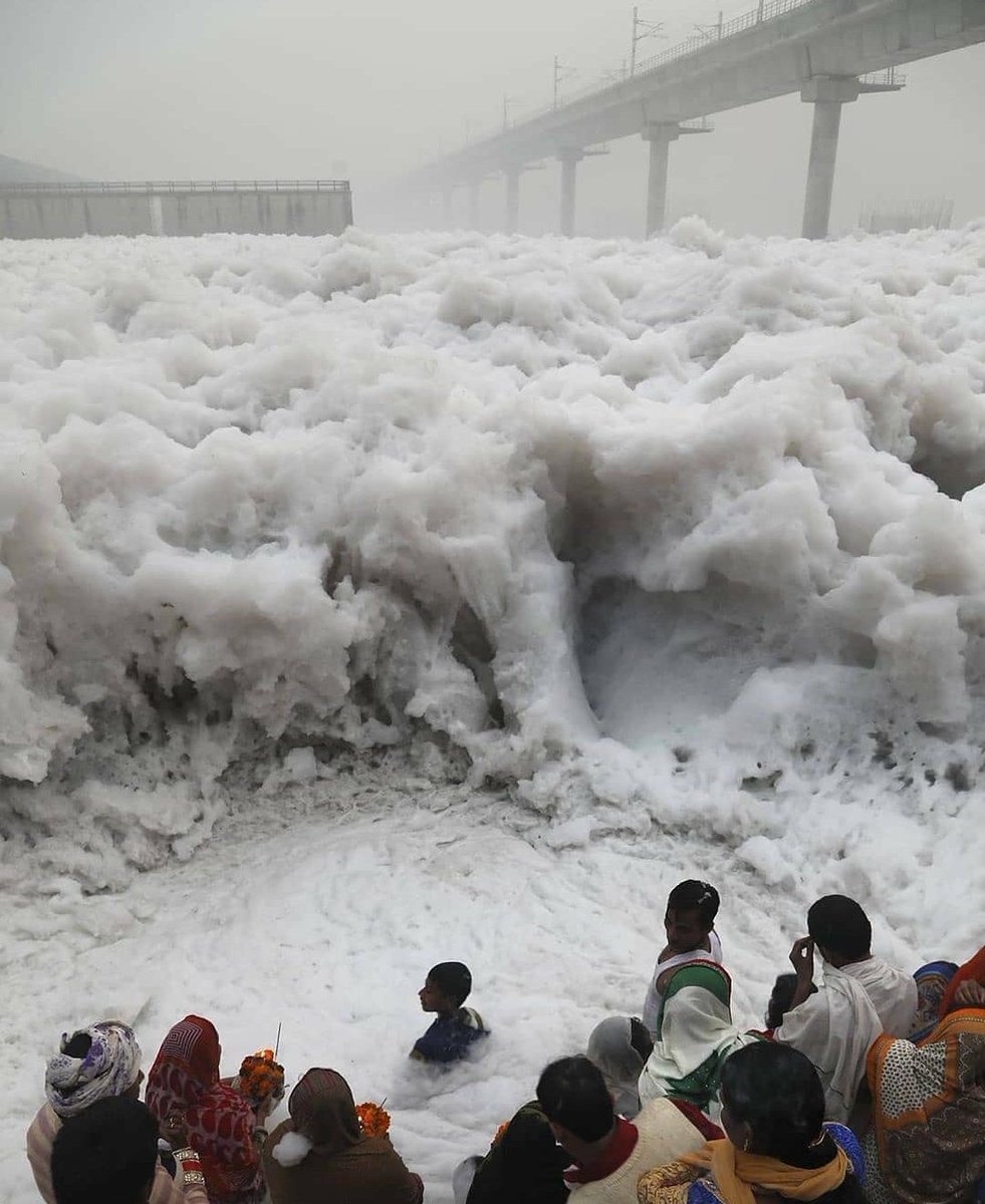 tejashree_d9's tweet photo. What happens when the World is lockeddown?
#Part 2
Yamuna river #Then_Now
#Yamuna
#CoronaEffects
#IndiaFightsCorona
#AarogyaSetu
#AirPollution https://t.co/08KiA5Mgef