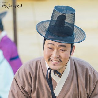Kkeutnyeo, who was looking on from the roof felt envious, and Gudol was jealous."These people! How many times should I tell you not to call him Wondeuk but His Highness? Our crown prince is amazing. He's good at literary and martial arts...With his lips too...he's good..."