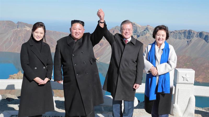 Jadi Kapten Ri sebenarnya adalah Kim Jong-un yang "beautified". Kan 2-3 tahun lepas hubungan Korea Utara dan Selatan semakin baik, jadi drama CLOY cuba mewujudkan gambaran positif di kalangan rakyat terhadap Korea Utara.