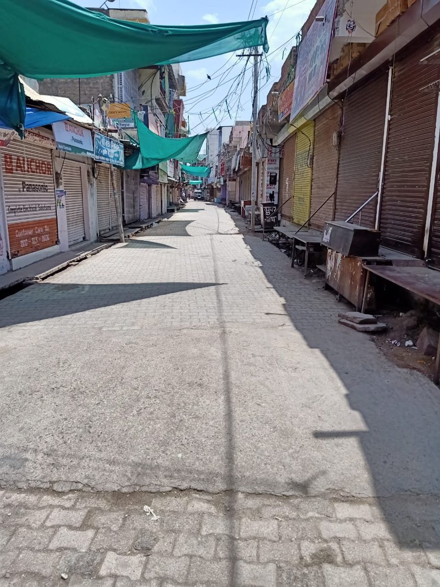 JhalawarPolice's tweet photo. संपूर्ण जिले में सख्ती से #लॉकडाउन की पालना के साथ कस्बा भवानीमंडी सुनेल, घाटोली एवं खानपुर।
@PoliceRajasthan @IgpKota @RajCMO
#Stay Home.
#Syay Safe.
#IndiaFightsCorona #राजस्थान_सतर्क_है
#RPFightsCorona https://t.co/pU7PPGpvpt