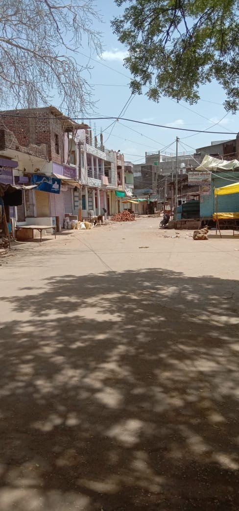 JhalawarPolice's tweet photo. संपूर्ण जिले में सख्ती से #लॉकडाउन की पालना के साथ कस्बा भवानीमंडी सुनेल, घाटोली एवं खानपुर।
@PoliceRajasthan @IgpKota @RajCMO
#Stay Home.
#Syay Safe.
#IndiaFightsCorona #राजस्थान_सतर्क_है
#RPFightsCorona https://t.co/pU7PPGpvpt