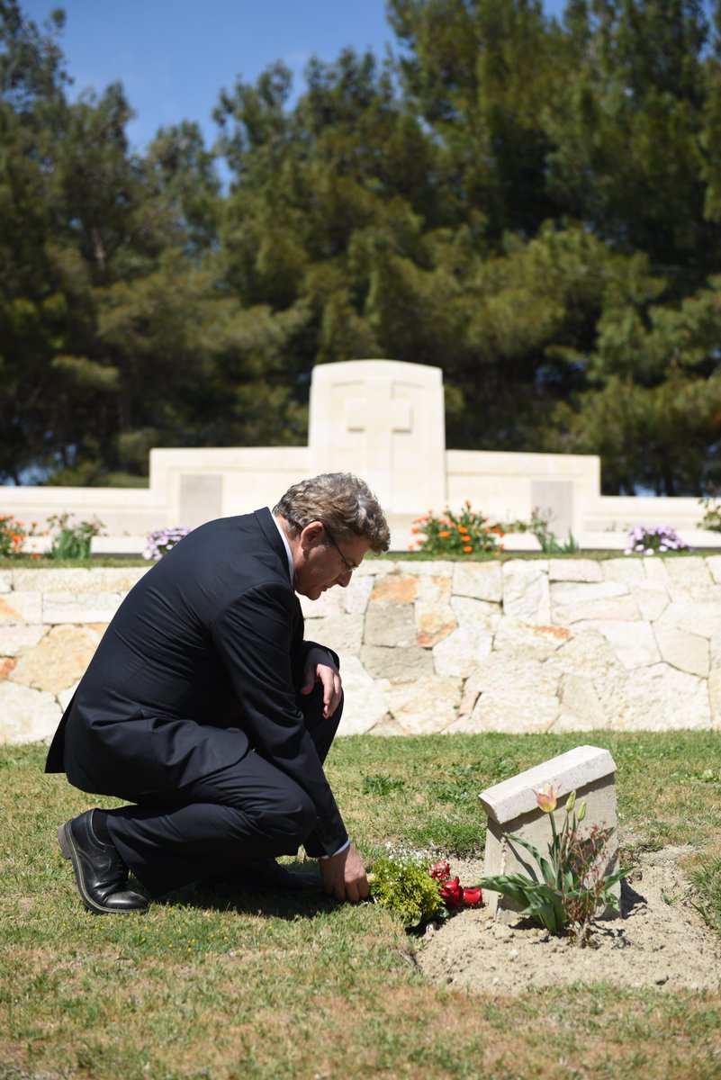 His next stop came  @CWGC’s Chunuk Bair (New Zealand) Memorial – which bears the names of 849 New Zealand soldiers who died on the Gallipoli peninsula and have no known grave. While here  @bnbgundogan laid a wreath on behalf of the people of New Zealand.  #AnzacDay    #AnzacDay2020  