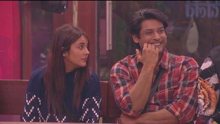 RAMAISHA3's tweet photo. Pic1
Sidharth private Shukla:
Inko Ointment wala scene nahi dikhaya!!!💃

Pic2
Sana:
Zayada chantt mat bann yay #SidNaaz walay pataaal se bhi nikaal layengay footage!!
Camera Concious FO! https://t.co/LX7xX10nY3