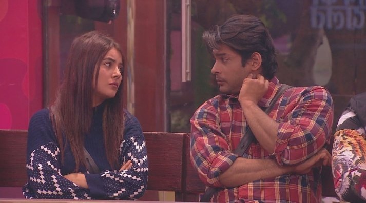 RAMAISHA3's tweet photo. Pic1
Sidharth private Shukla:
Inko Ointment wala scene nahi dikhaya!!!💃

Pic2
Sana:
Zayada chantt mat bann yay #SidNaaz walay pataaal se bhi nikaal layengay footage!!
Camera Concious FO! https://t.co/LX7xX10nY3